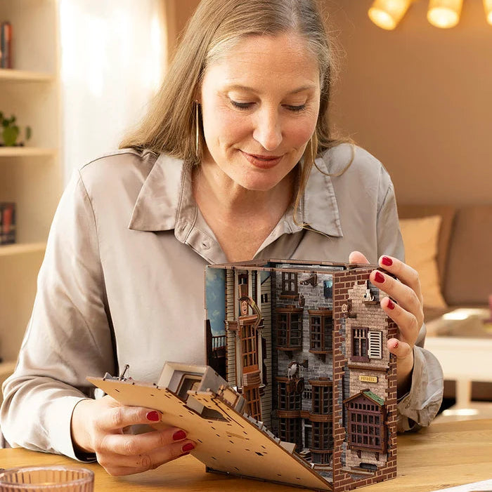Harry Potter: Tiny Adventures - Diagon Alley Book Nook