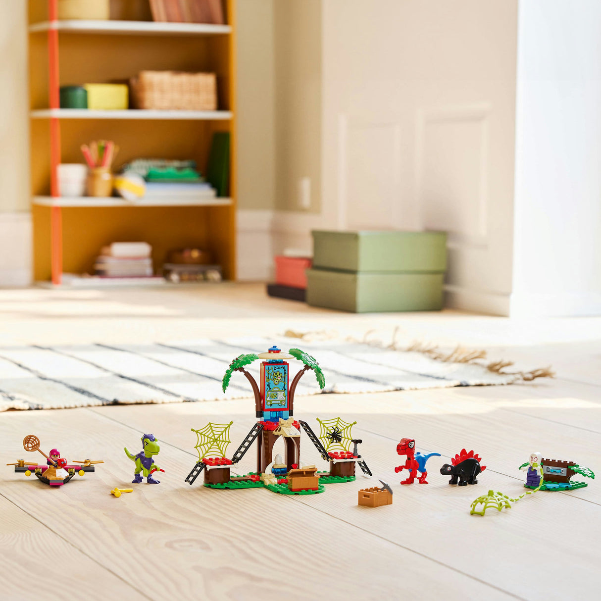 Lego Marvel - Spidey and Gobbys Raptor Battle at Tree