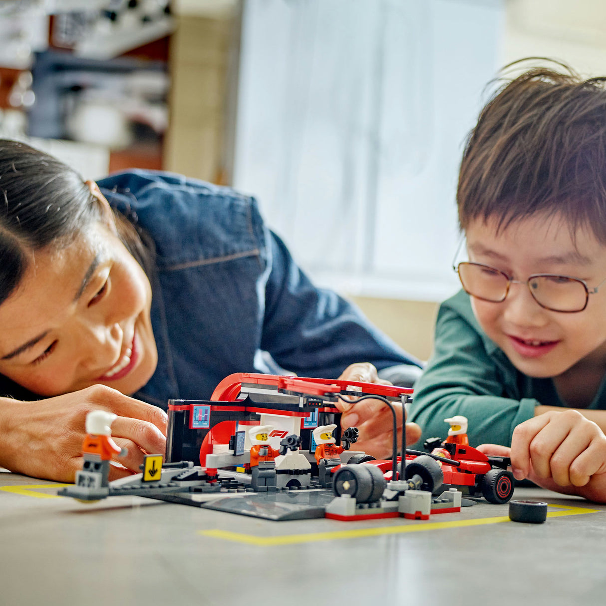 Lego City - F1® Pit Stop & Pit Crew with Ferrari Car