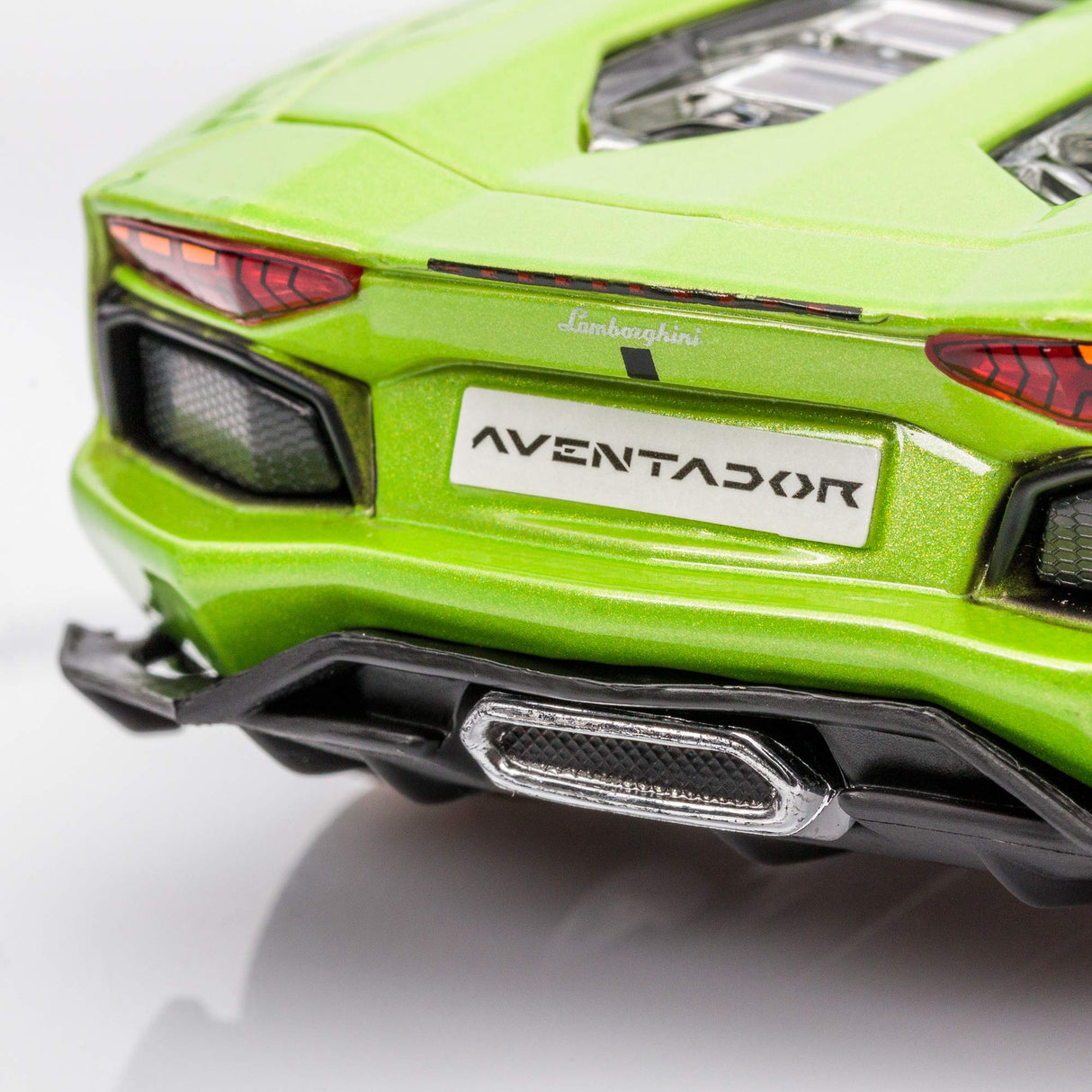 Maisto Model Car - 1:24 Special Edition Lamborghini Aventador