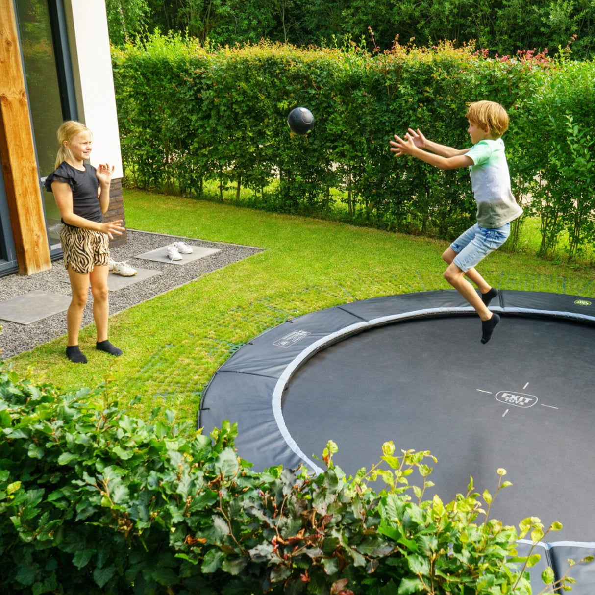 Dynamic Groundlevel Round Trampoline