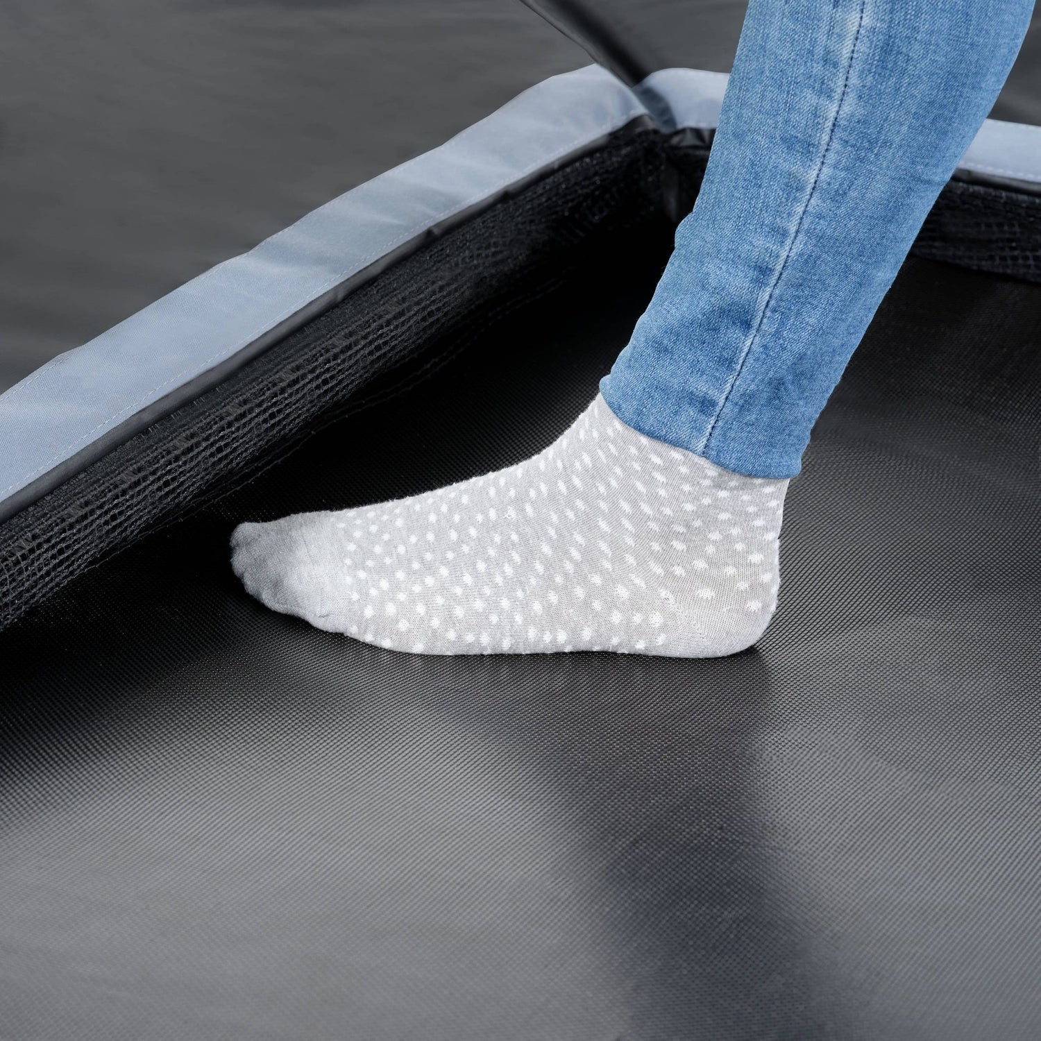 Foot protection for groundlevel trampoline